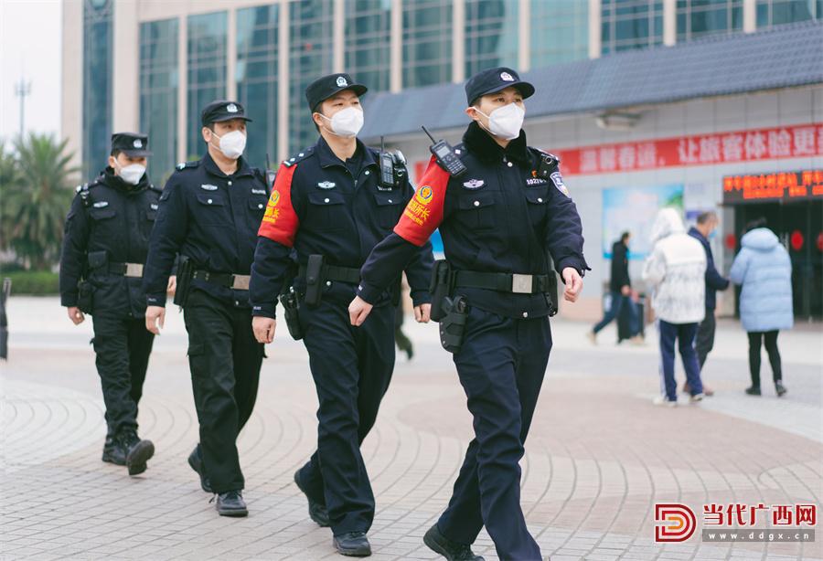 铁警守护旅客回家路,铁警护航旅客节后平安出行
