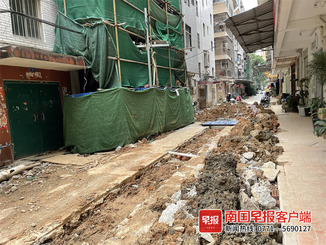 居民楼破损井盖,井盖破损无人修