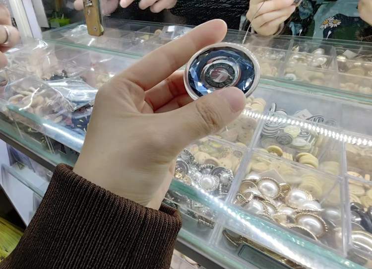 坚守上海人的持家有道，小小钮扣店开了40多年！阿姨妈妈说是“宝库”，主动多付钱希望能一直开下去|魔都宝藏小店⑦