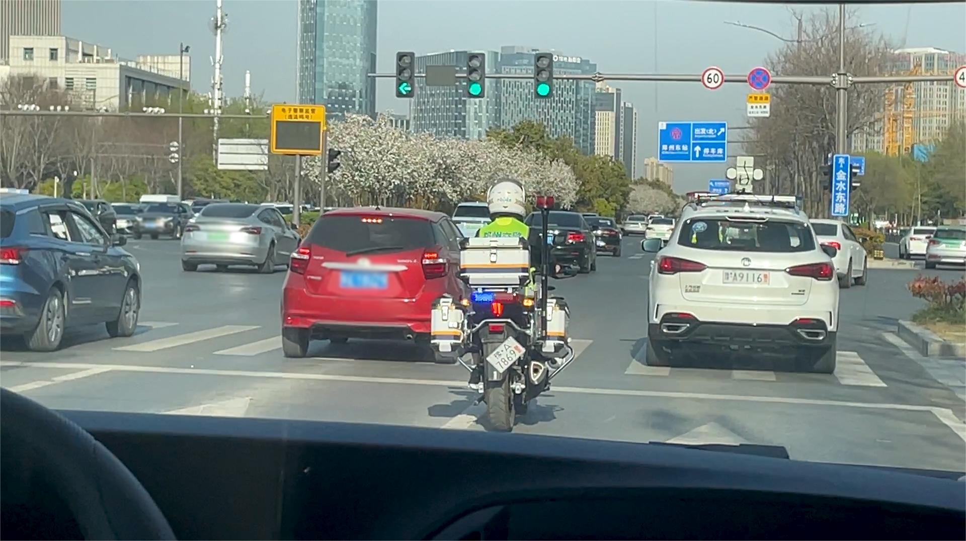 骑警护送大动脉伤者,骑警开道护送人体器官