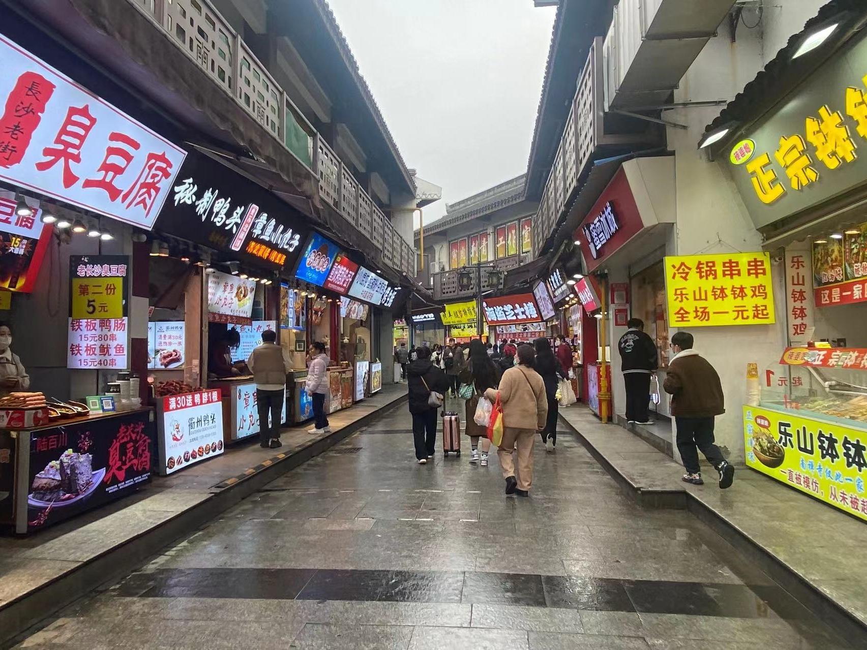 无锡正宗的特色小吃在哪里,无锡南门头上美食街