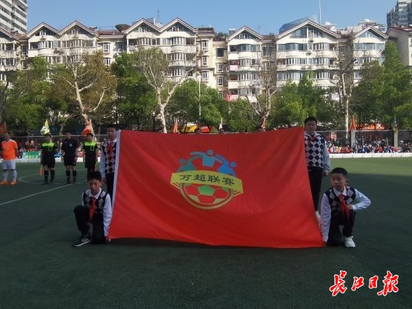 大人对阵小孩足球比赛,青少年足球比赛教练和裁判的对抗