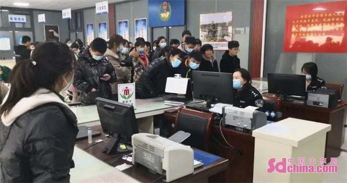 绿色通道为学生集中办理身份证,派出所周六休息为学生办理身份证