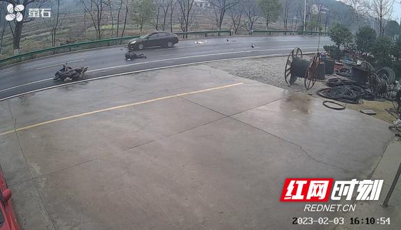 男子无证醉驾撞上大巴后逃逸被抓,男子无证驾驶横冲直撞被警察发现