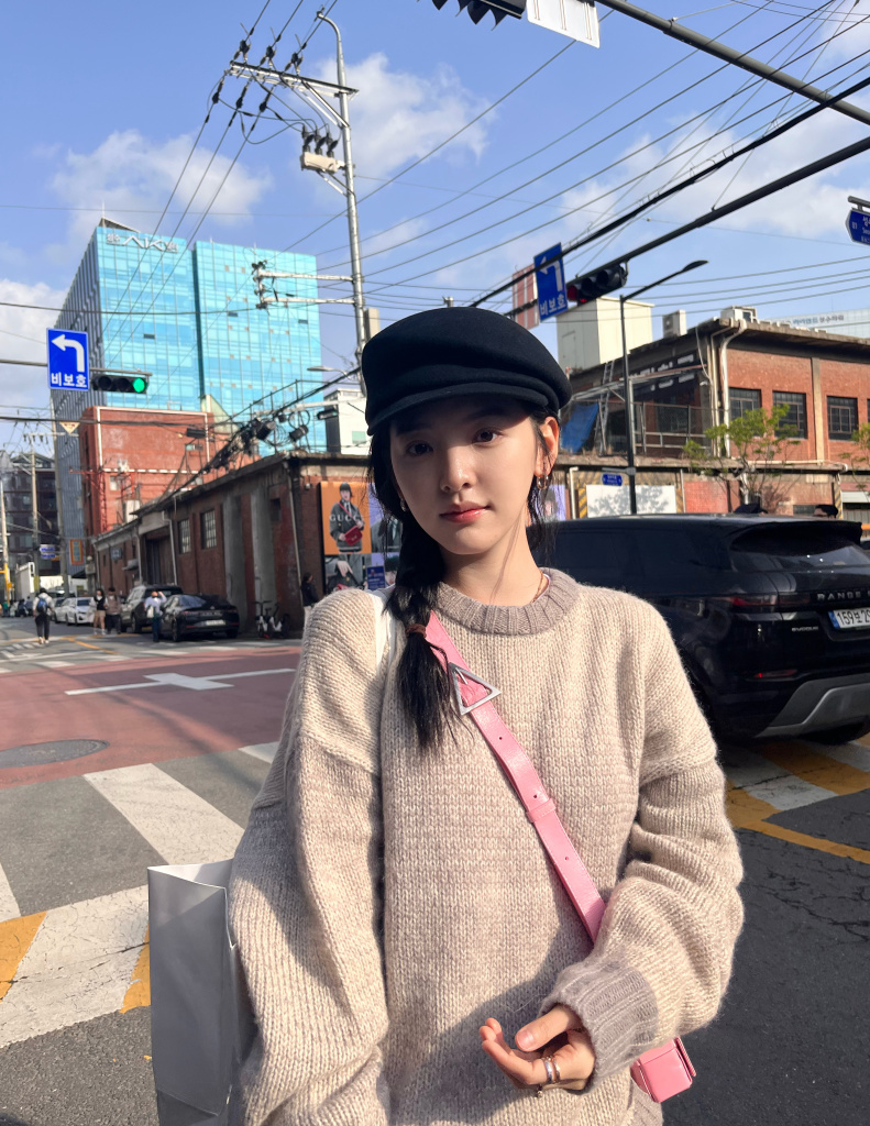 章若楠分享韩国旅游随拍报童帽毛衣穿搭韩范十足