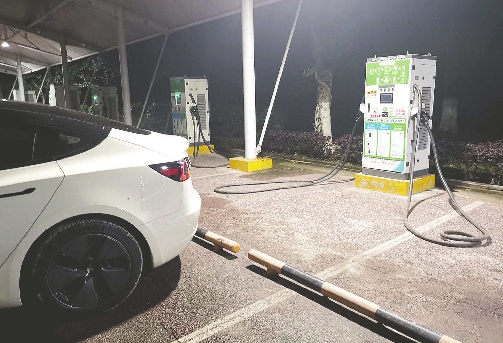 新能源新车充电桩,新能源充电桩充电时警告灯闪烁