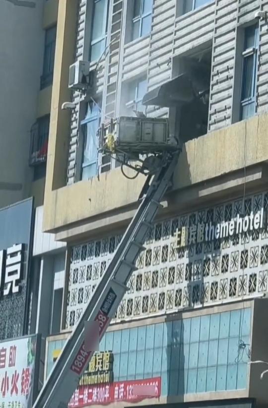 哈尔滨私砸承重墙居民楼，居民紧急撤离住酒店，律师：危害公共安全，健身房老板和装修人员赔不起也得赔！