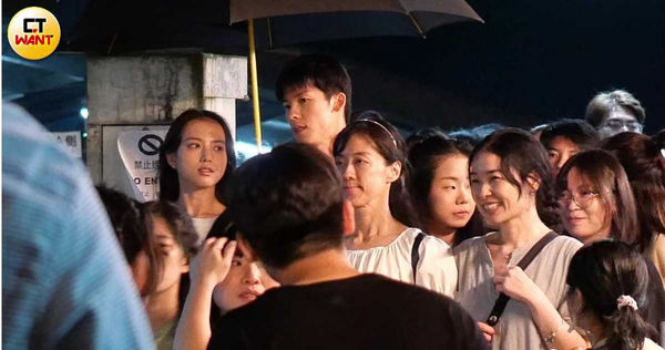 许光汉老街「十指紧扣日本女星」　近身聊天护花赶飞蛾…浪漫互动被直击