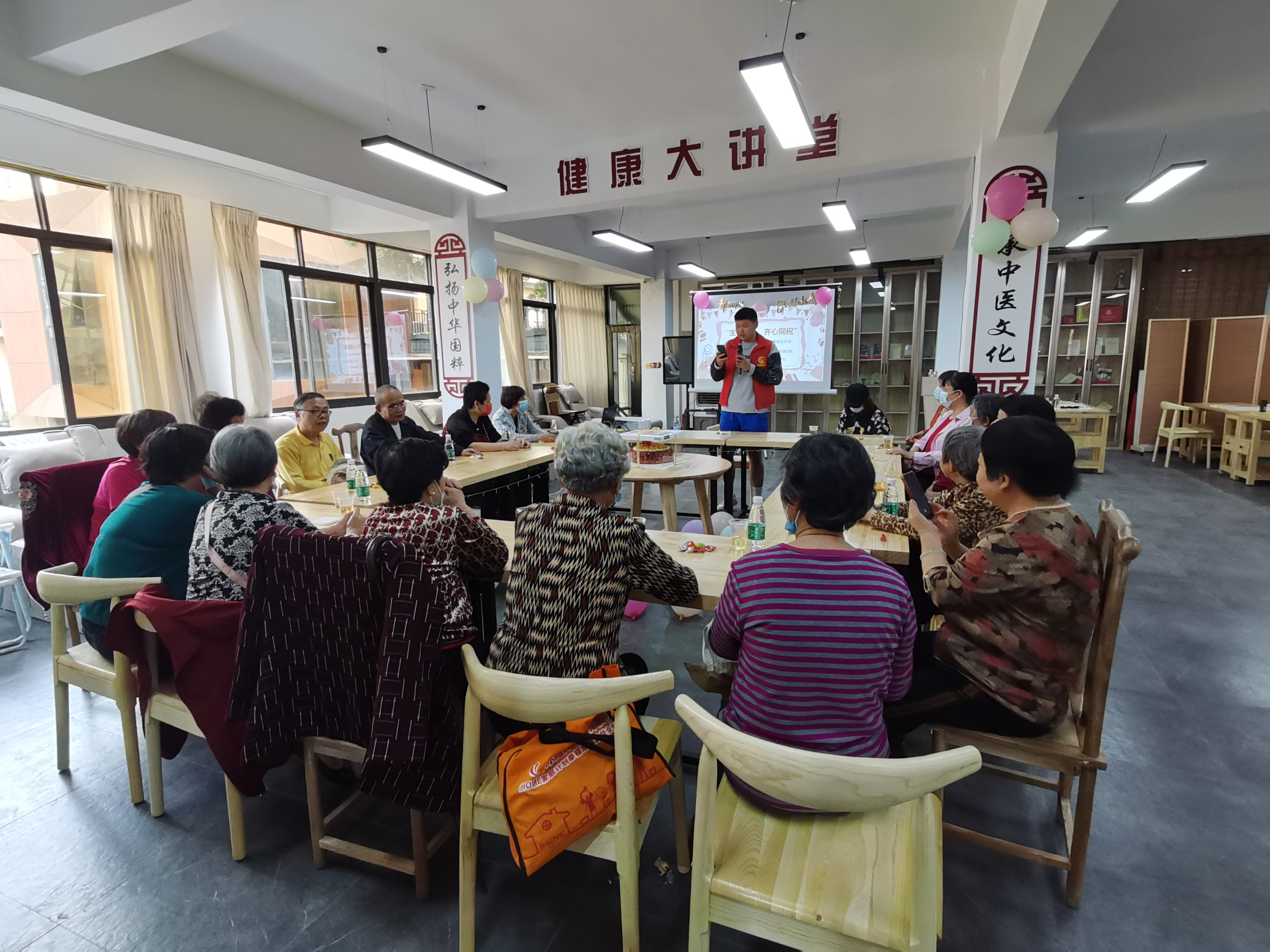 社区为老年人举办的集体生日,社区为老年人搞三季度集体生日会