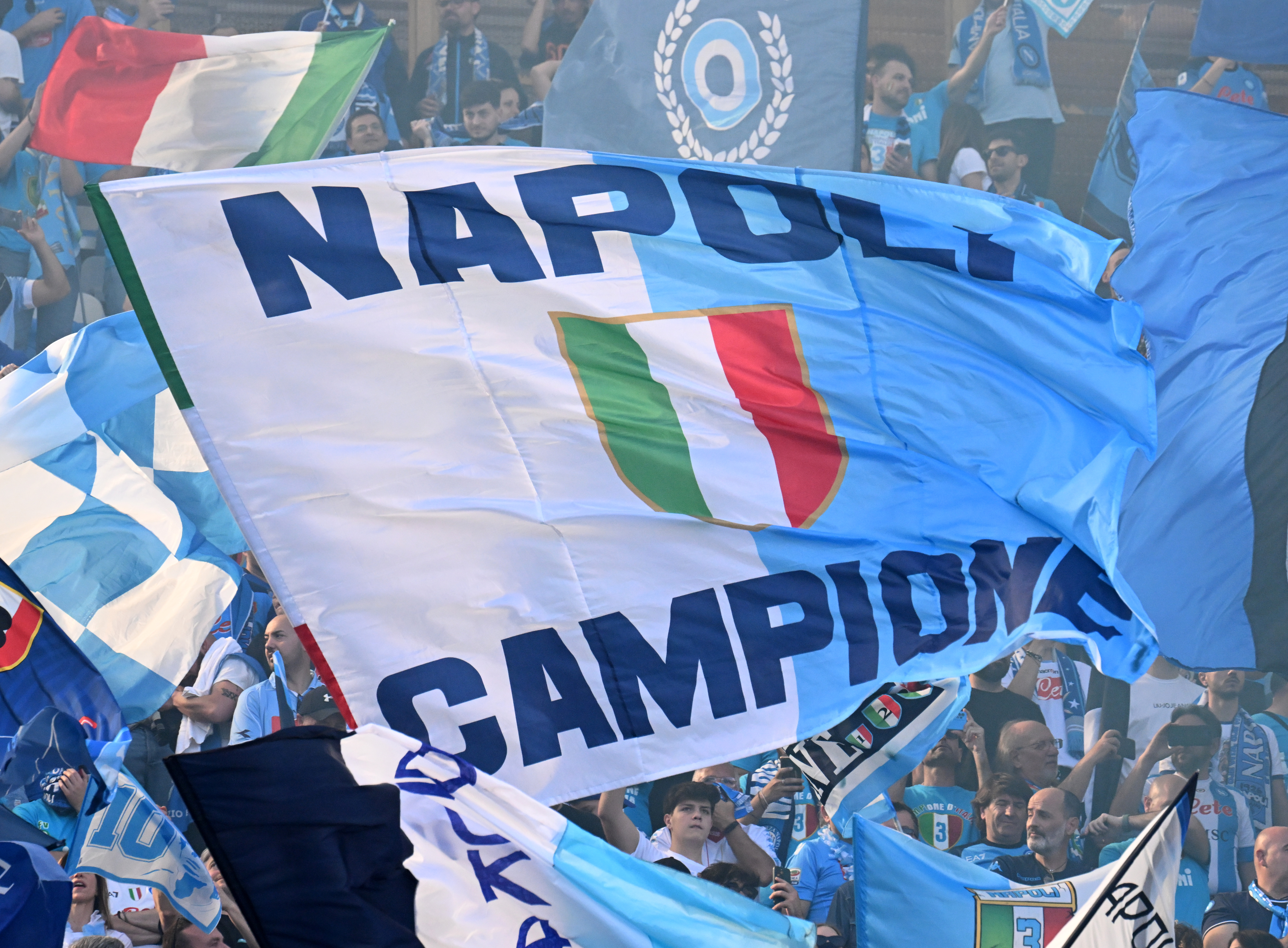 体育足球意甲罗马胜萨勒尼塔纳,体育足球欧冠