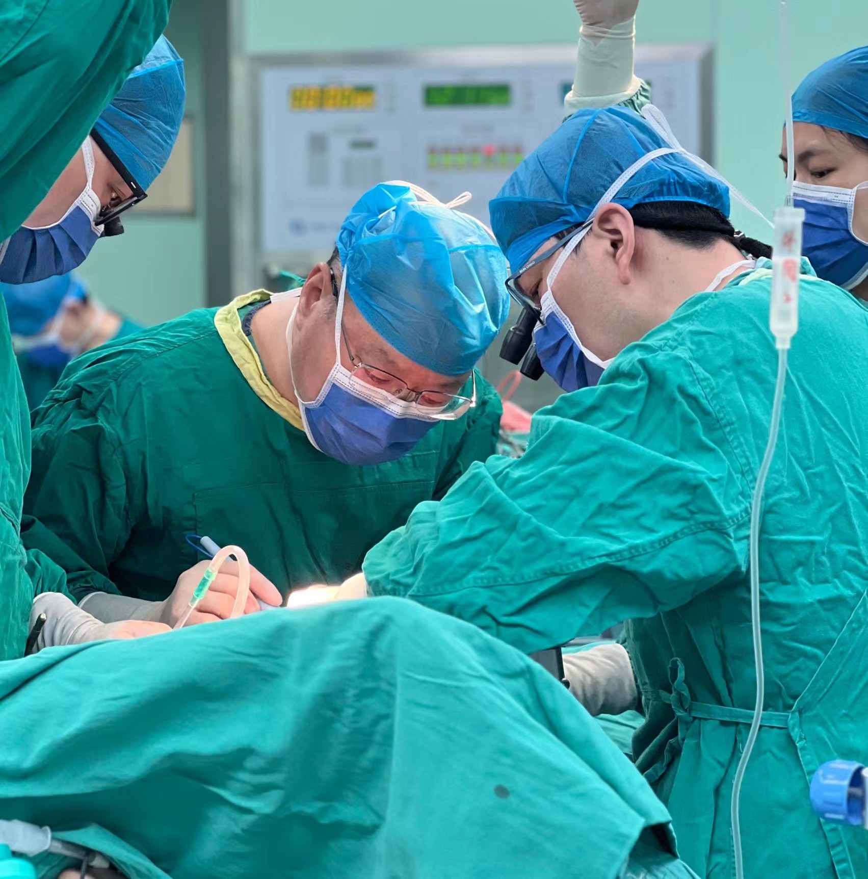 又一例亲体肝移植成功！13小时手术，母亲用415克肝脏“守护”儿子