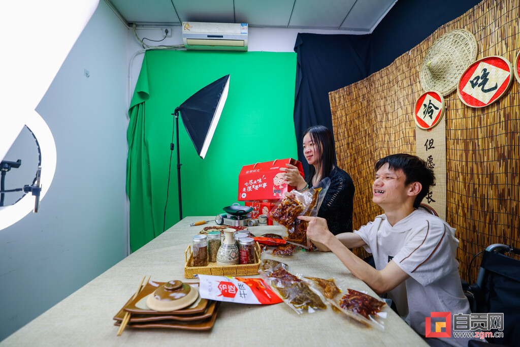 省残运会冠军跨界当主播和女友搭档推销家乡特产冷吃兔