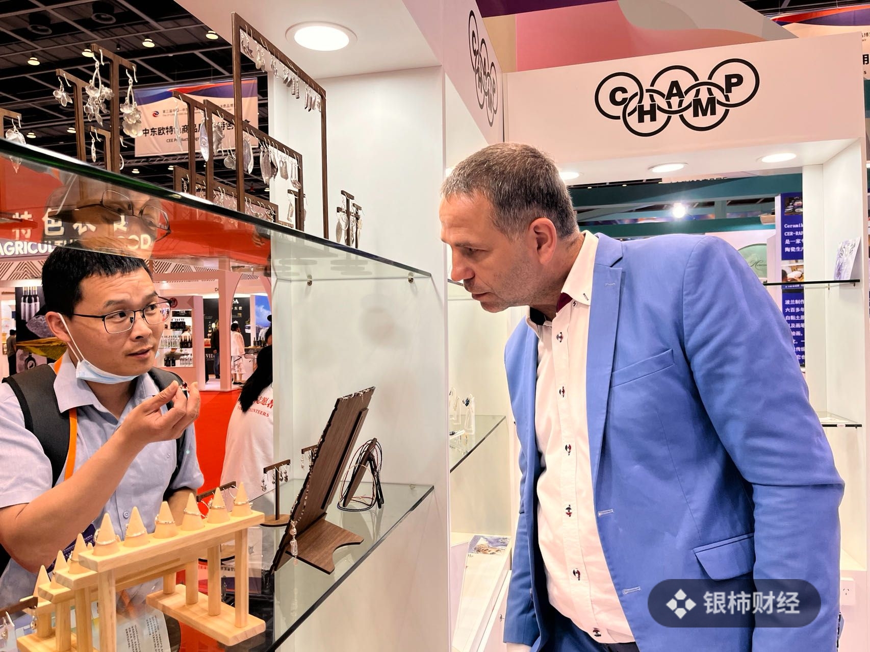 探馆｜塞尔维亚商人在展位上打出了“寻找代理商”