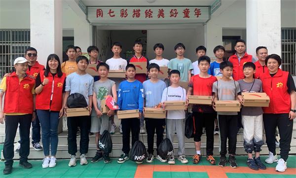 爱心公益行走进乡村,博爱之花