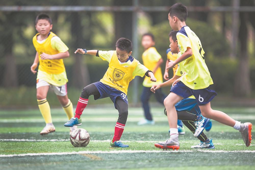 足球给人带来的快乐永远无法想象,足球给我们带来快乐
