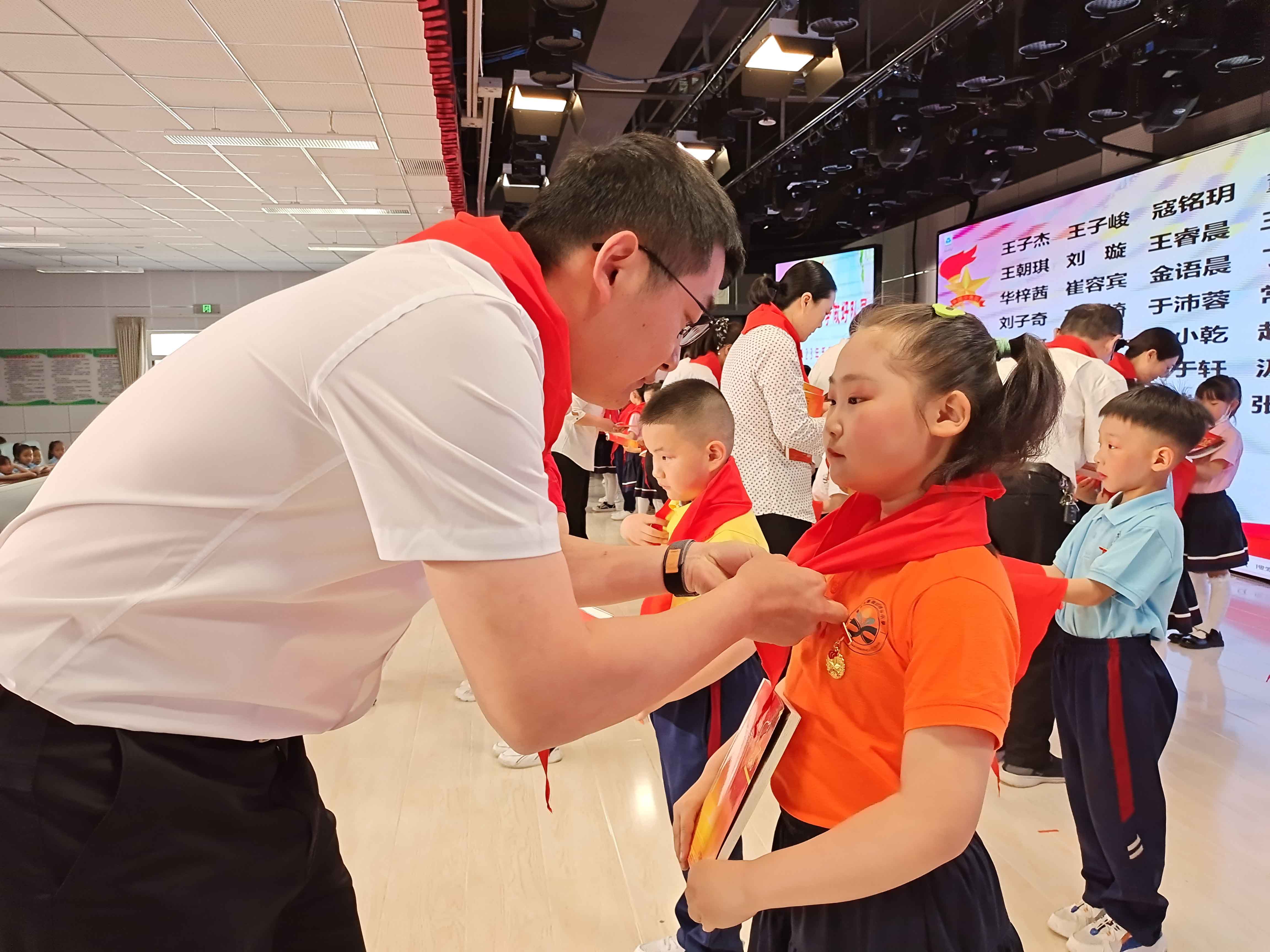 天津新队员入队仪式,青岛西海岸少先队入队仪式视频