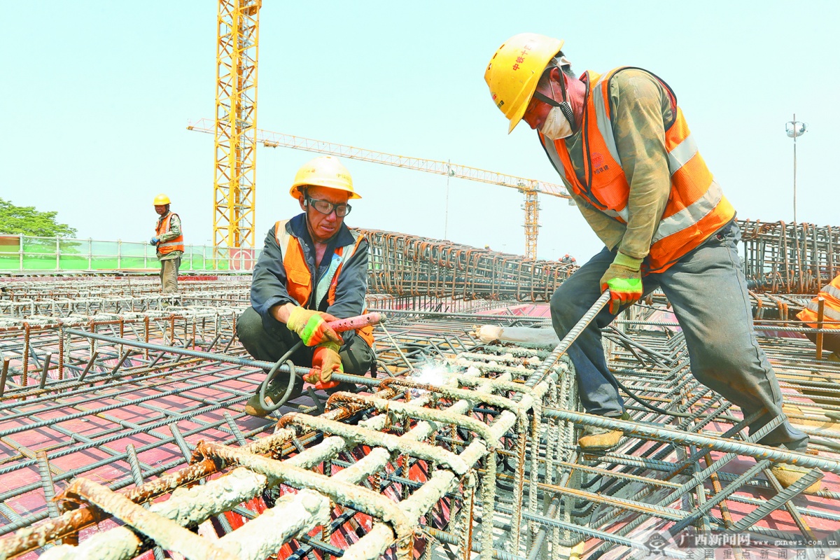 广西云调研·重大项目攻坚记②｜南宁吴圩国际机场改扩建工程：最大跨度飞机滑行道桥挺起“脊梁”