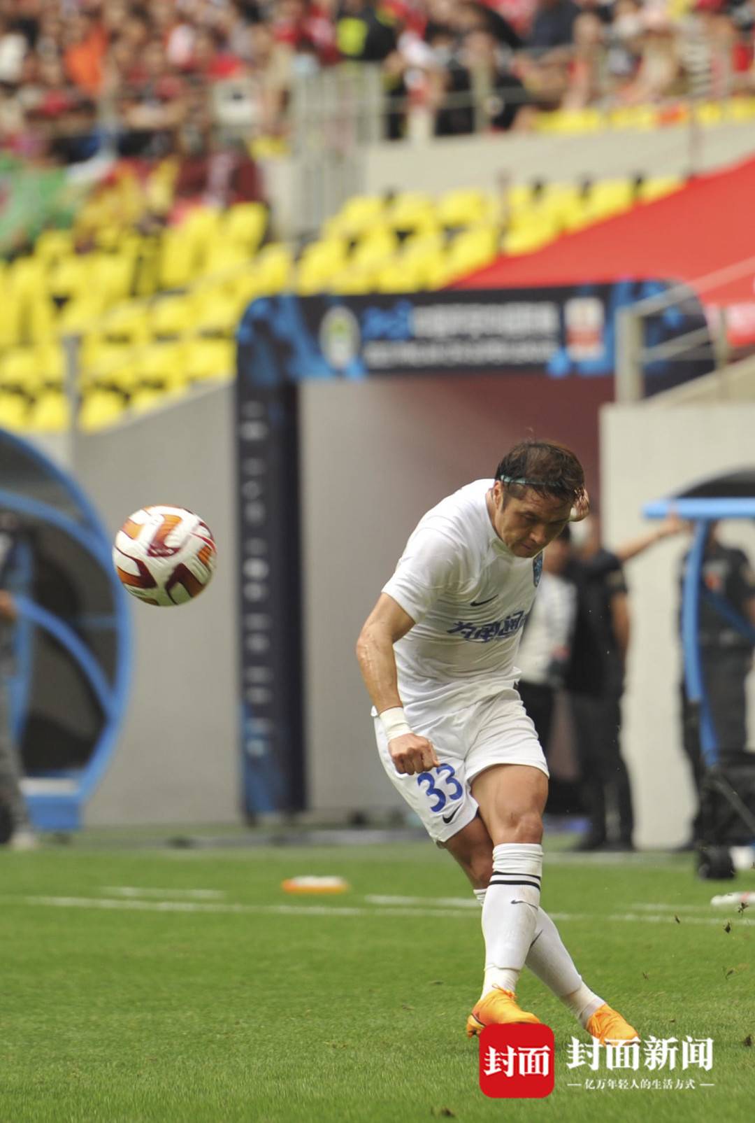 汪嵩成都绕场一圈感谢球迷,小将汪嵩流泪