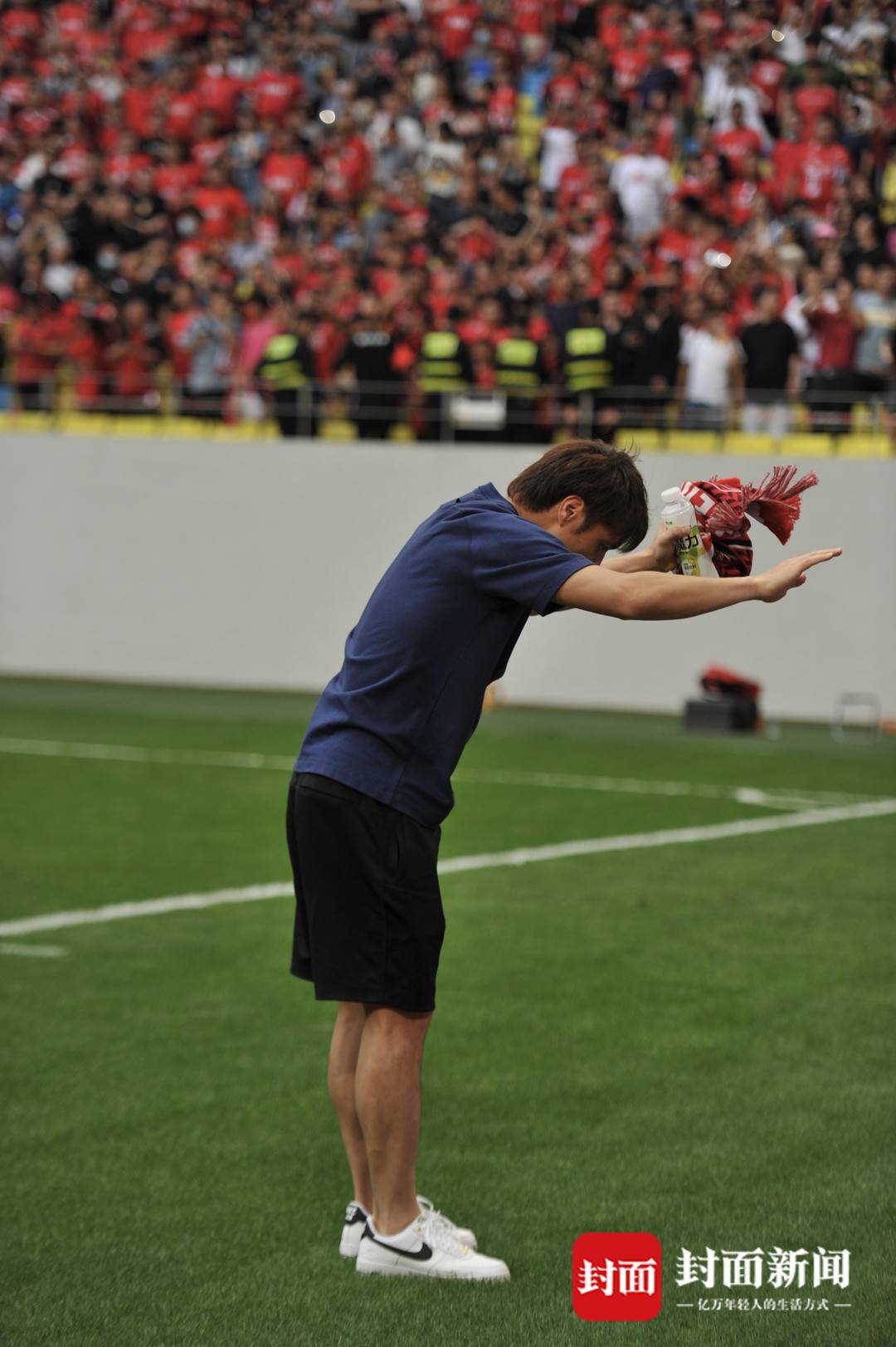 汪嵩成都绕场一圈感谢球迷,小将汪嵩流泪