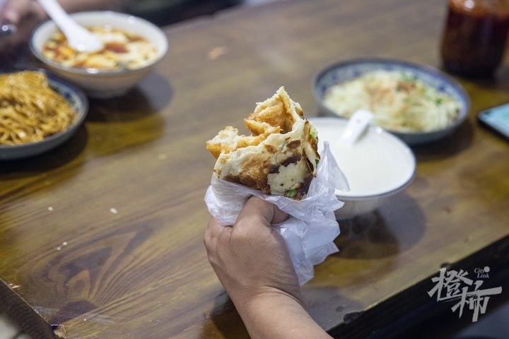 橙柿视觉丨杭州这家人均10元的烧饼油条店，凭什么能入选“米其林”？今早我们去探了探