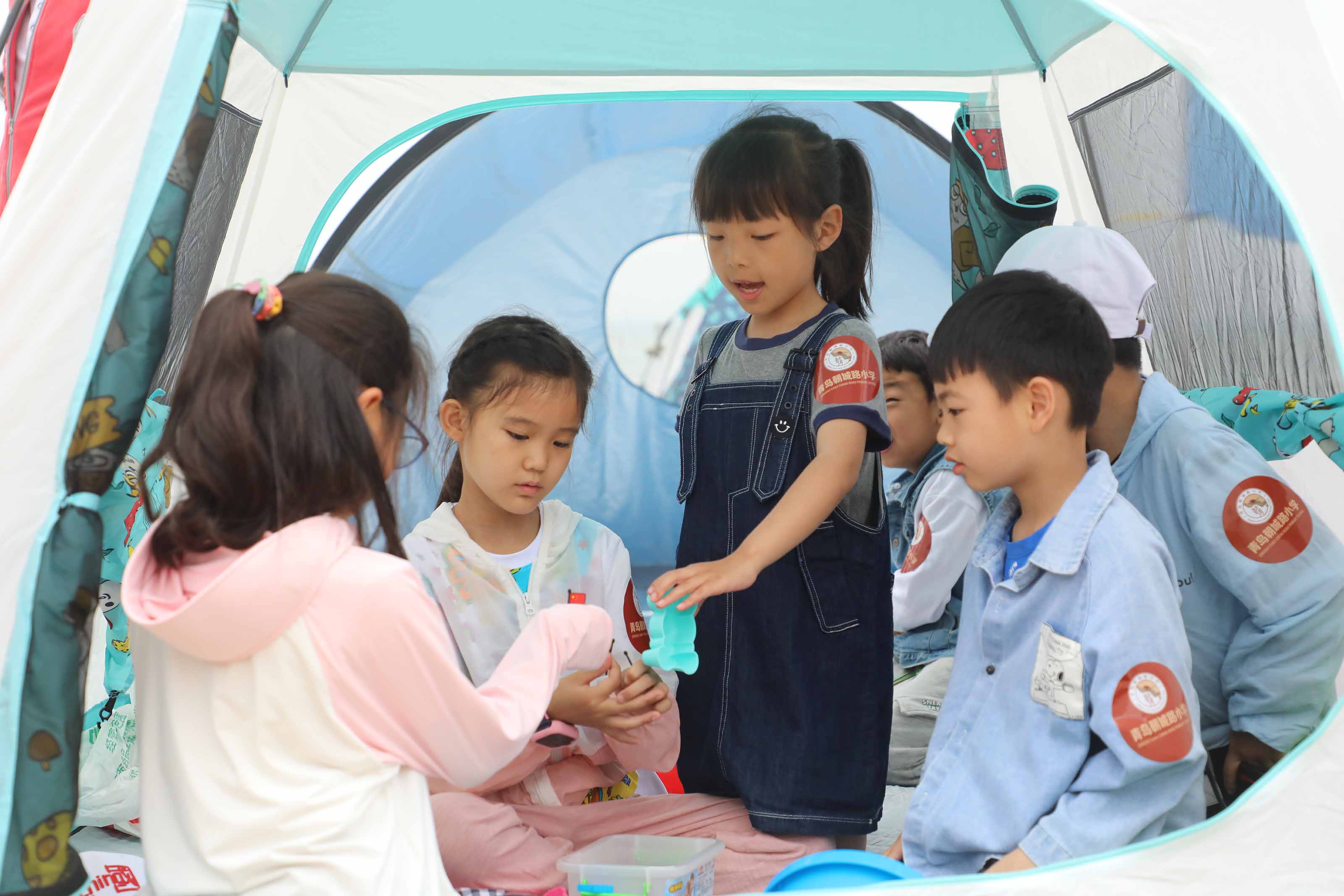 逐梦沙滩，亲子共乐！青岛朝城路小学举行沙滩游艺节