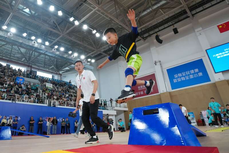 六一儿童节小朋友们比赛跑步,六一儿童节一起舞起来慢动作