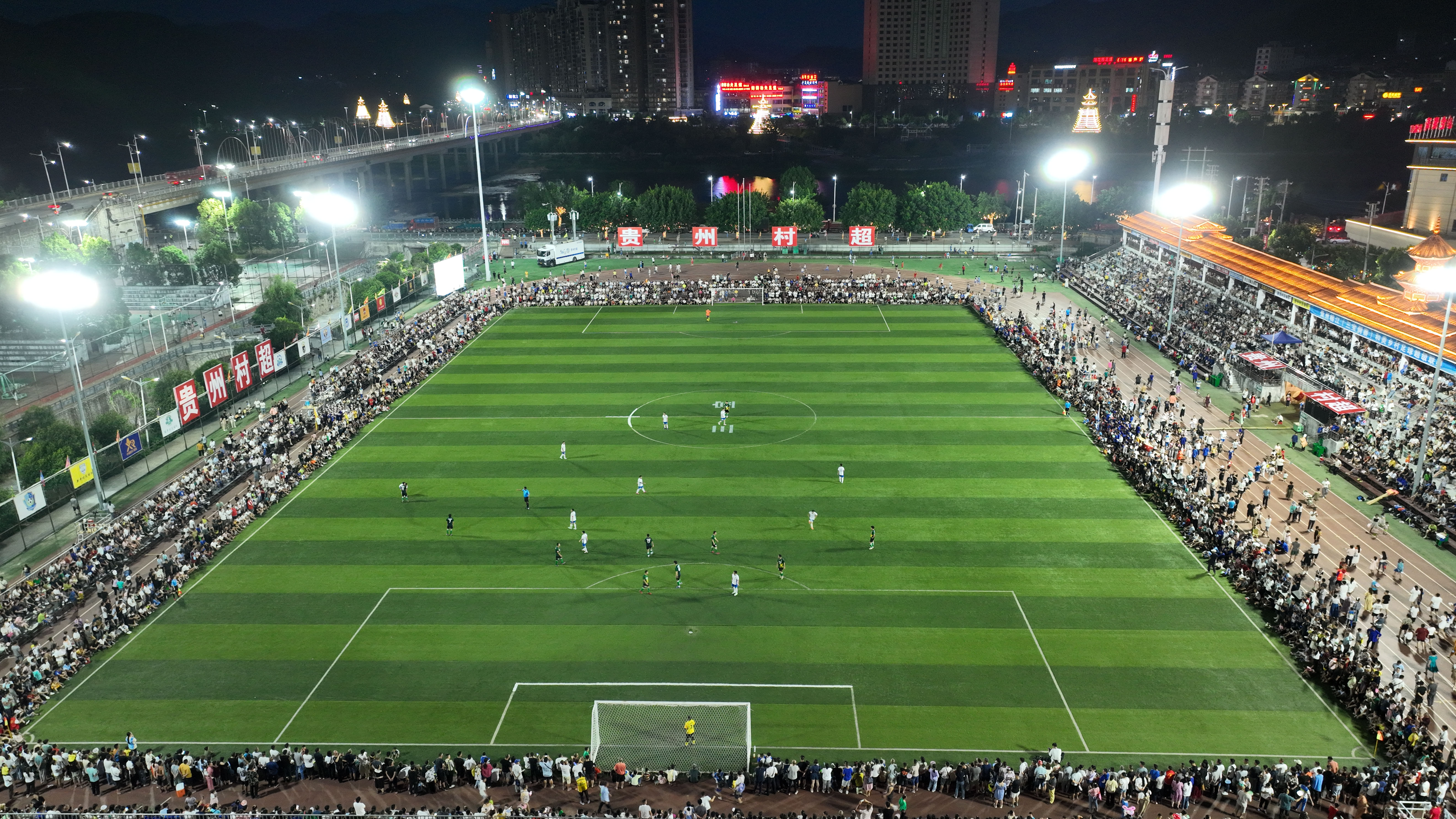 贵州村超足球夜现场直击,贵州村超点燃足球热情