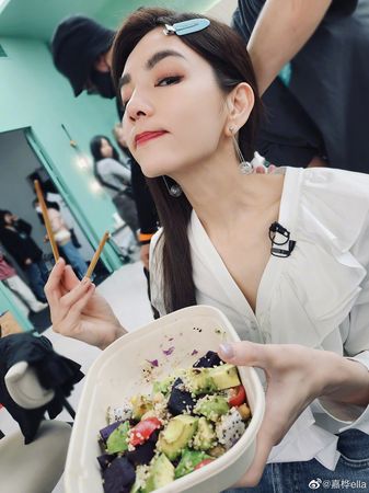 Ella机场收到「1礼物」傻眼！　转发6画面笑哭：是谁让你们送的