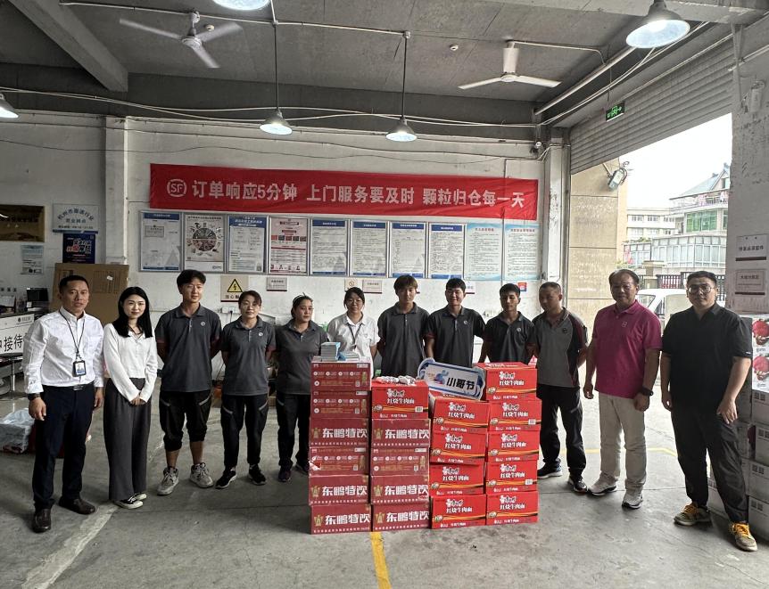 小哥节关爱行动第二弹！饭店起火数名快递员挺身而出，致敬