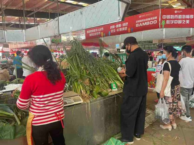 明日端午，艾草成昆明市场“顶流”！网友：我为仪式感买单！