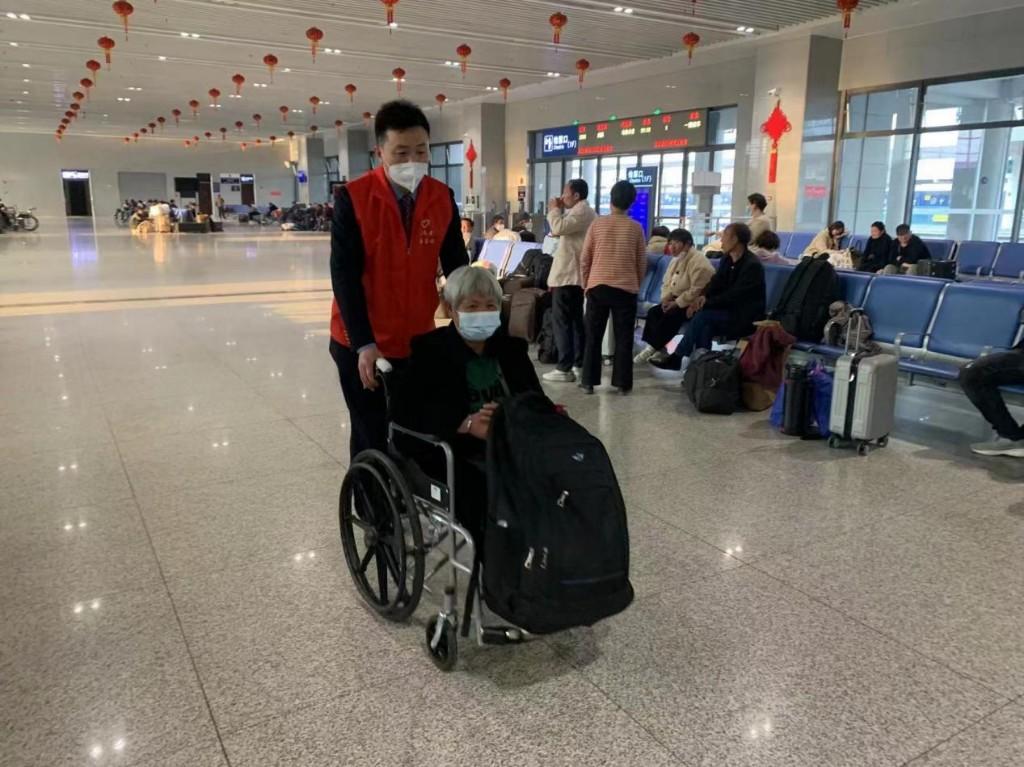 在做好服务旅客工作的基础上,把服务做到旅客的心坎