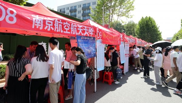 江汉大学校园开放日受热捧，不少外地考生和家长赶来“探班”