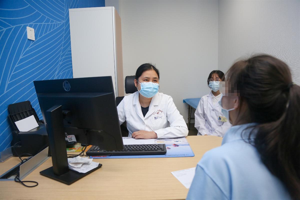 一女子游完泳尿血,游泳后漏尿是什么原因引起的女性