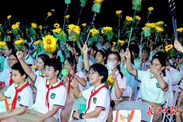 两本书，他们收到学校准备了六年的毕业礼物