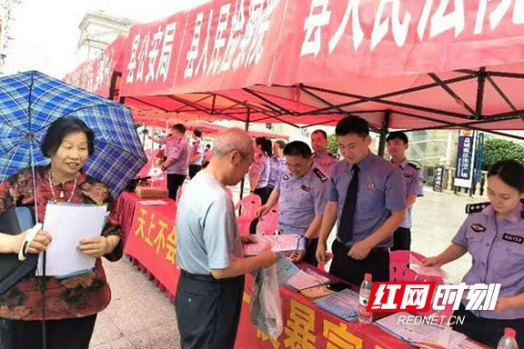 防范非法集资宣传月活动开展情况,开展非法集资月宣传活动民警感受