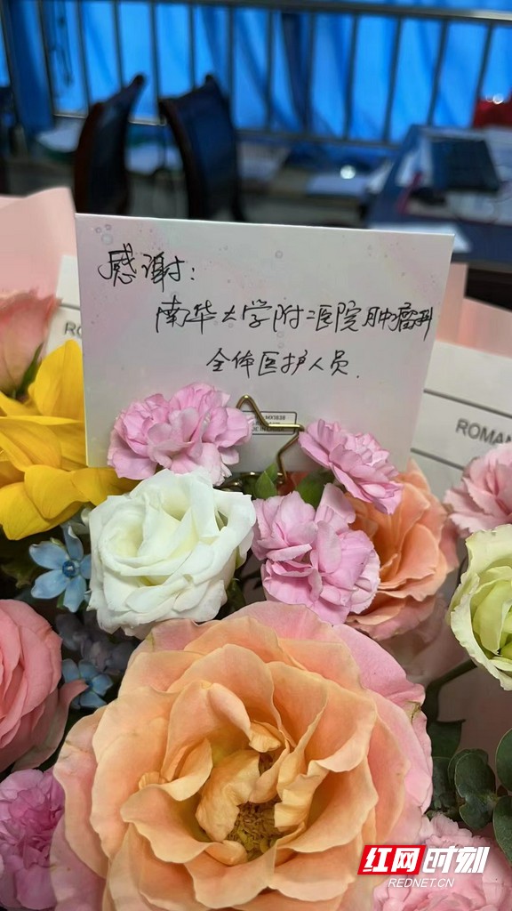 和谐医患暖人心！肿瘤患者离世后，家属亲送鲜花赞医护表谢意