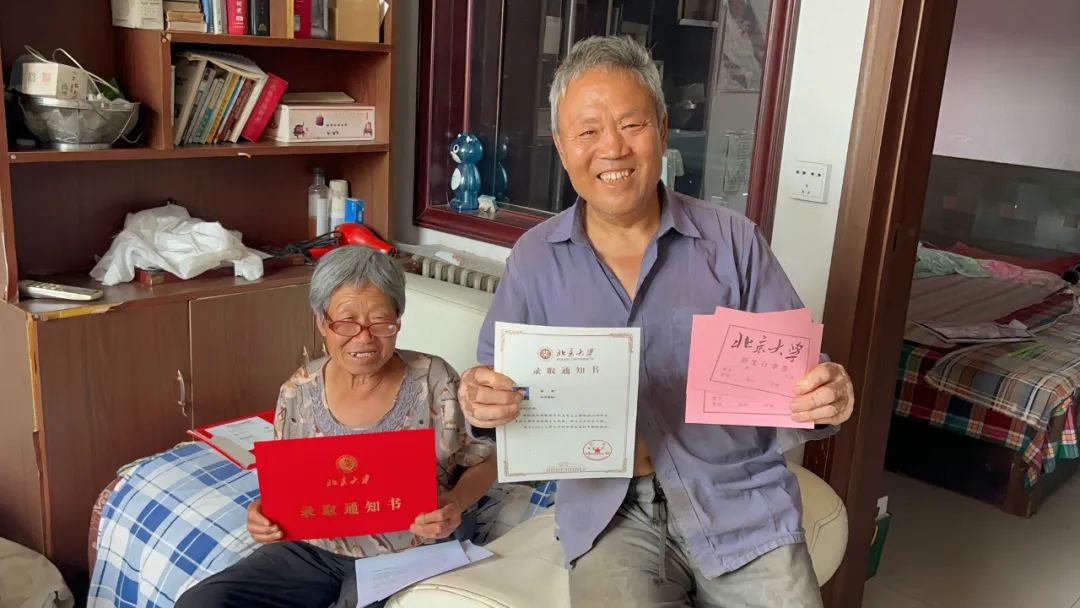 爷爷颤抖着拆录取通知书原视频,爷爷颤抖着拆录取通知书