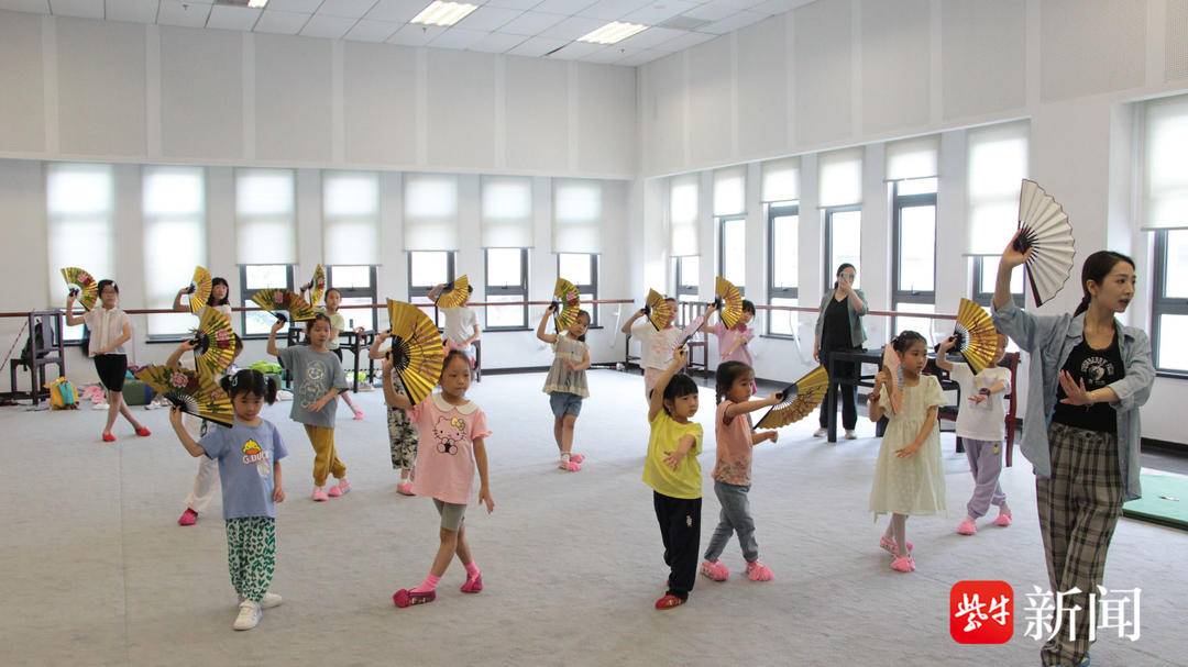 “学昆曲后，我都不驼背了呢”！扬子晚报“姑苏水磨调”少儿昆曲品牌12日暑期培训班课程过半啦