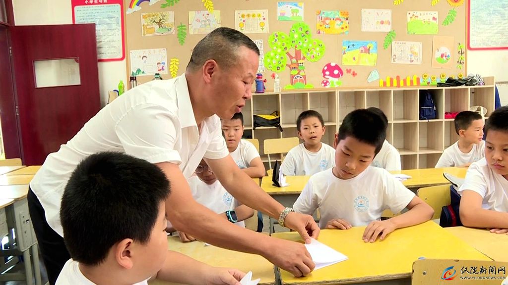 离堆小学：折纸绳艺作品喜迎成都大运会