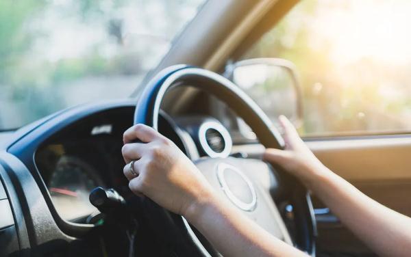 不要慌稳住视频,车胎爆了正确操作方法