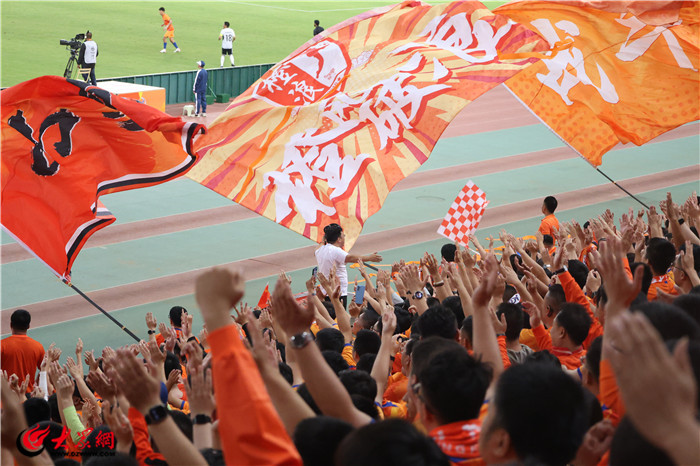 “将军”的呐喊——20年风雨依旧*安泰**小伙一颗“橙心”只为足球