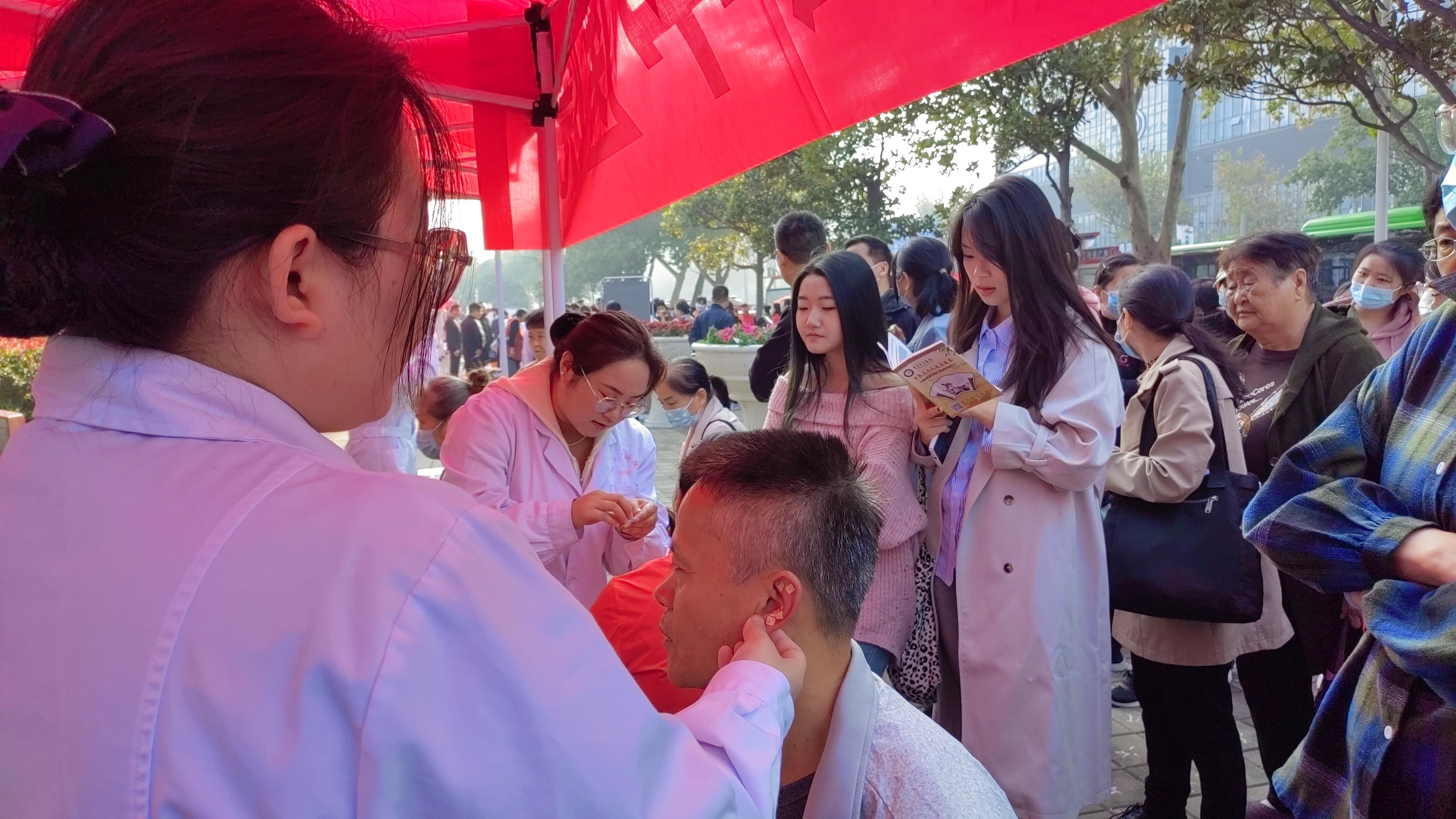 中医服务基层义诊送健康,进行免费中医义诊服务帮助民众