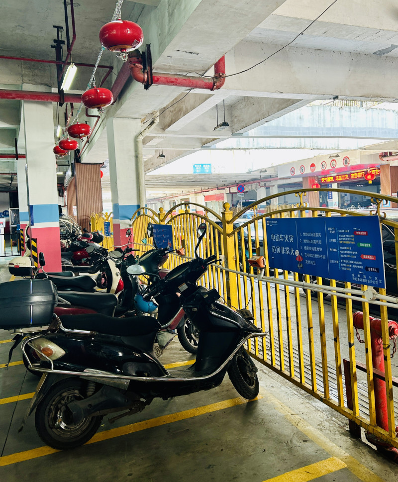 头顶智能灭火弹遇烟火“洗淋浴”湘江世纪城300电动车住“安全屋”