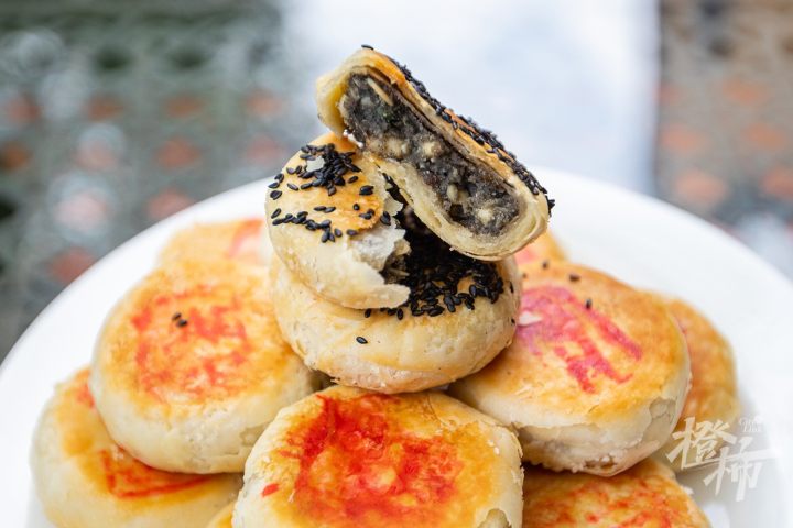 杭州各大寺庙“筒儿月饼”陆续开售!橙柿独家探访中天竺“月饼厨房”:吃货最惦记的素月饼是怎么做出来的?